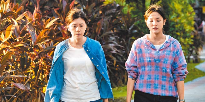 賈靜雯（左）與王淨所演出的《瀑布》先後在威尼斯影展及多倫多影展登場。（本地風光提供）