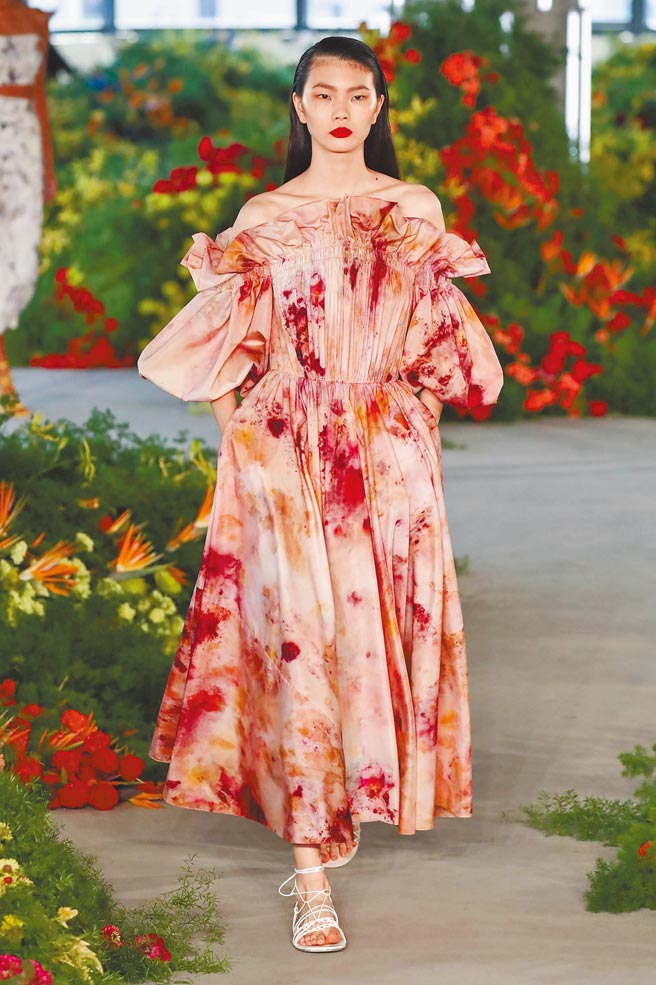 花卉印花的應用成為Jason Wu本季重點。（CFP提供）