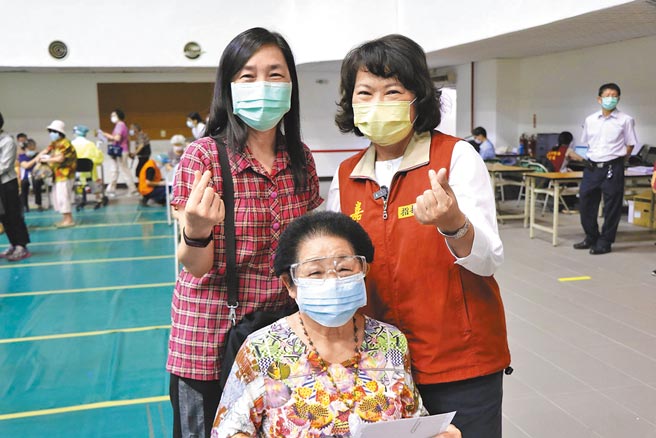 嘉義市長黃敏惠關心市民朋友施打疫苗。（嘉義市政府提供）