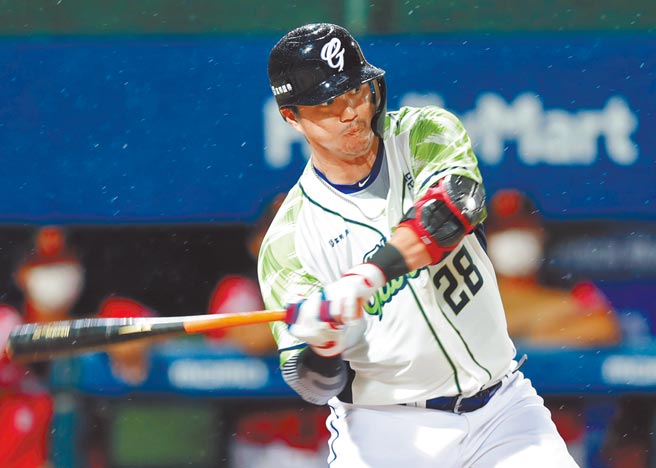 職棒悍將與味全之戰，悍將高國輝在9局下擊出再見安打。（季志翔攝）