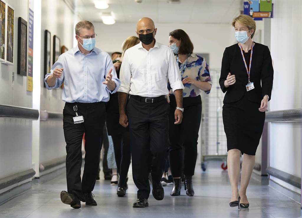 中为英国卫生大臣Sajid Javid，右方则是NHS首席执行长Amanda Pritchard。（图／美联社）(photo:ChinaTimes)