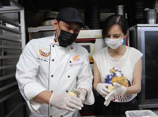 简沛恩与杨嘉明师傅共同创立「杨嘉明烘焙所」。（杨嘉明烘焙所提供）