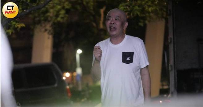 今年五月八日，导演冯凯在大直拍摄《爱情发生在三天后》，不仅身形变瘦、剃了光头，神态也显得有些疲惫。（图／本刊摄影组）