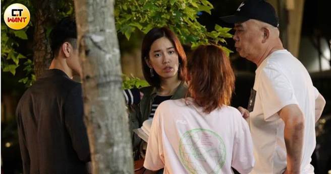 冯凯当时在半夜向陈庭妮、刘冠廷讲戏，整个人气场感觉不如以往。（图／本刊摄影组）