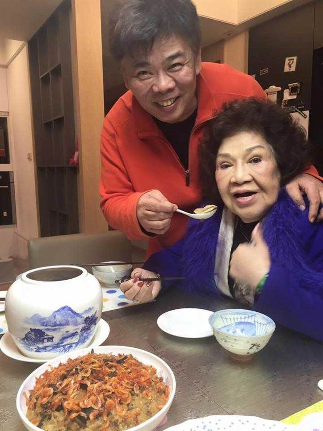 母亲是名制作人周游，冯凯后来自立门户开公司，在影视产业闯出自己的一片天。（图／翻摄自冯凯脸书）