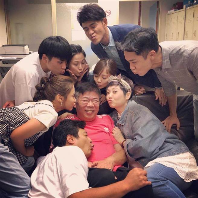 去年十月《天之骄女》演员们欢送冯凯，当时曾传出他健康出现异状。（图／翻摄自华千涵脸书）