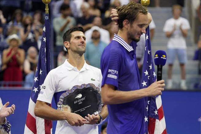 球王乔柯维奇(左)在美网决赛败战，麦维德夫勇摘冠军。（美联社）