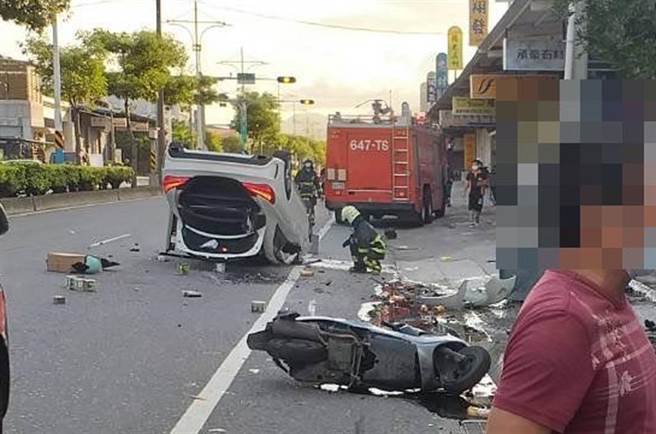 新北八里一大早發生賓士擦撞機車又撞變電箱車禍，賓士車「烏龜翻肚」躺路中央。（戴上容翻攝）