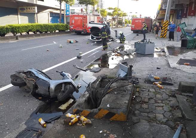 新北市八里一大早發生一起車禍，賓士轎車「烏龜翻肚」躺路中央，變電箱則被撞得四分五裂。（戴上容翻攝）