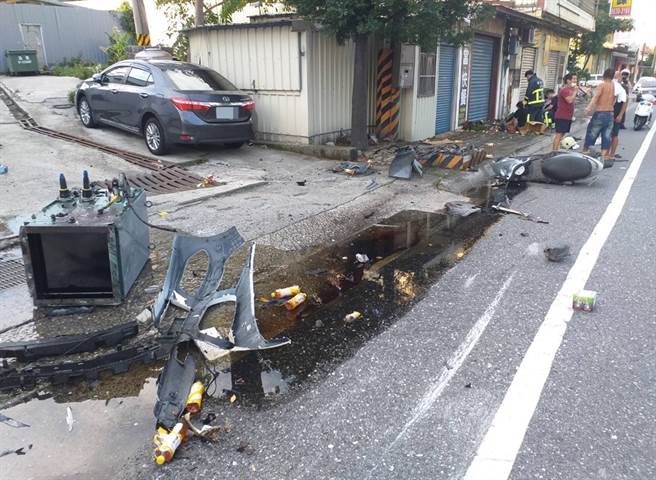 車禍現場車輛零件與變電箱「殘骸」四散。（戴上容翻攝）