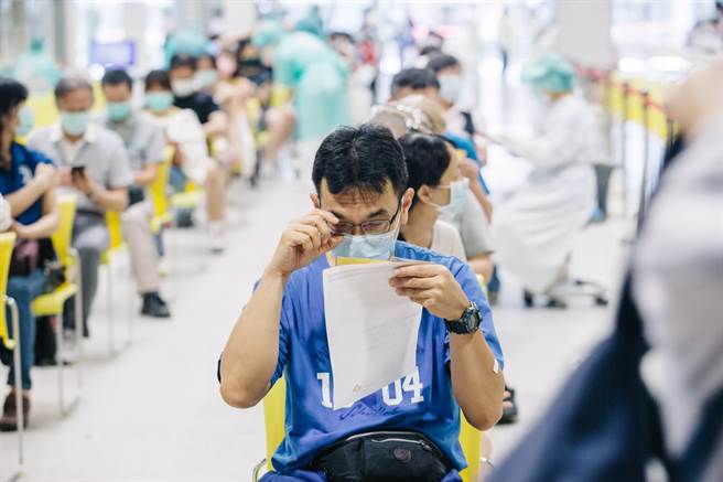 一名網友在網路砲轟指揮中心，長者遲遲等不到第二劑莫德納，「超可悲的疫苗政策」。（圖／示意圖，記者郭吉銓攝影）