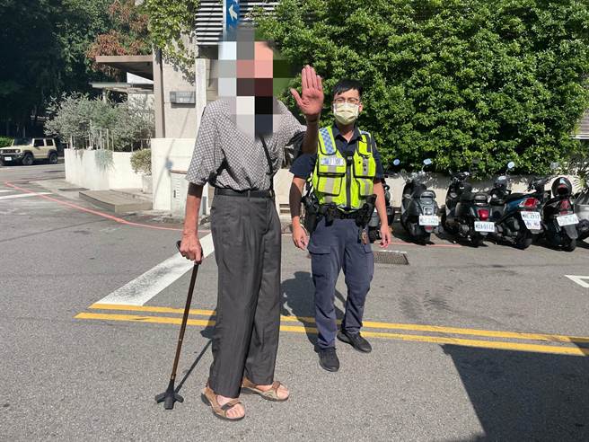 老翁骑电动辅助车没电卡在半路不知所措，四分员警热心解围。（警方提供）