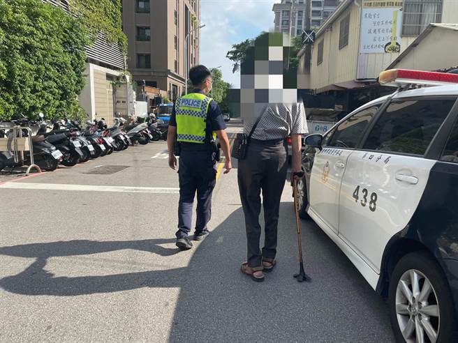 老翁骑电动辅助车没电卡在半路不知所措，四分员警热心解围。（警方提供）