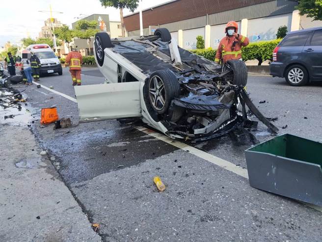 八里賓士車撞機車後再撞變電箱「烏龜翻肚」　3人急送醫（翻攝照片／戴上容新北傳真）