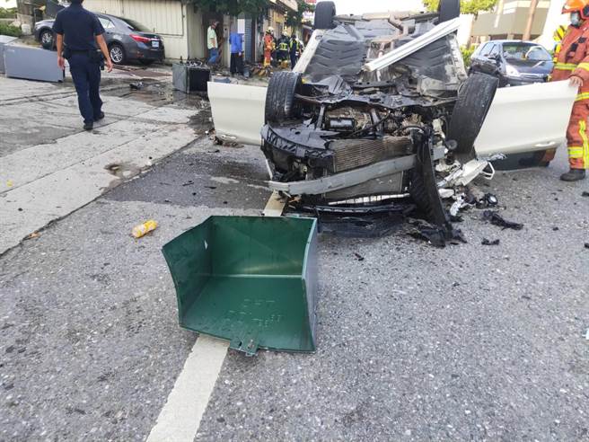 八里賓士車撞機車後再撞變電箱「烏龜翻肚」　3人急送醫（翻攝照片／戴上容新北傳真）