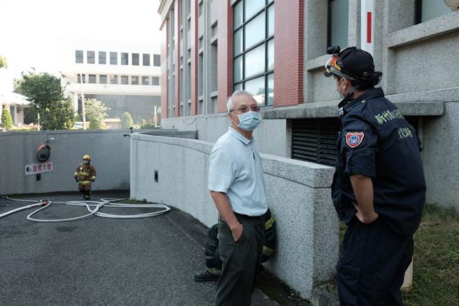 新竹县政府地下停车场发生轿车自燃火警，地下室铁卷车自动下降，启动防火阻隔机制，消防局因此用电锯切开让浓烟排出。（罗浚滨摄）