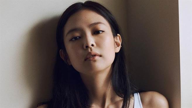 BLACKPINK成员Jennie近日在IG上再度公开广告辣照，令粉丝大喷鼻血。（图／IG@jennierubyjane）