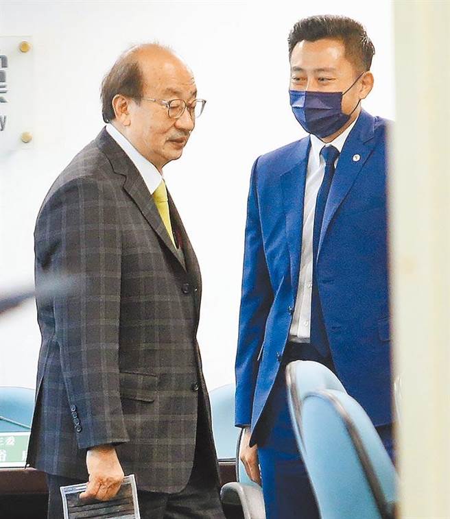 民進黨立院黨團總召柯建銘（左）認為，新竹縣市歷經40幾年分家，城市發展須重新思考。圖為柯建銘與新竹市長林智堅2020年9月出席民進黨中常會。（本報資料照片）