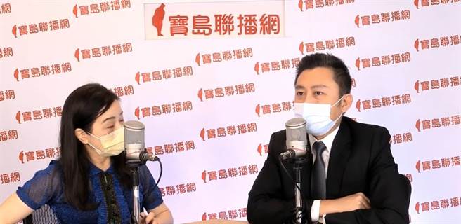 新竹市长林智坚（右）13日上午接受电台专访被问及若是合併成功要选吗？林智坚终于松口表示，他会留下来！（新竹市政府提供／陈育贤新竹传真）