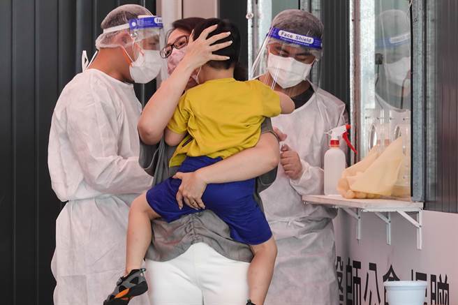 胸腔重症醫黃軒表示，家庭內的成員愈多，家戶傳播愈高，要避免家人之間染疫，不外乎就是保持安全社交距離、戴囗罩及勤洗手。圖為新北某社區大樓，幼兒篩檢照。（圖／示意圖，記者黃子明攝影）