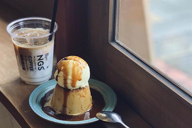 NGS COFFEE招牌的拿铁布丁，上方还豪迈地放了一球冰淇淋。(图/NGS COFFEE、旅奇传媒提供)