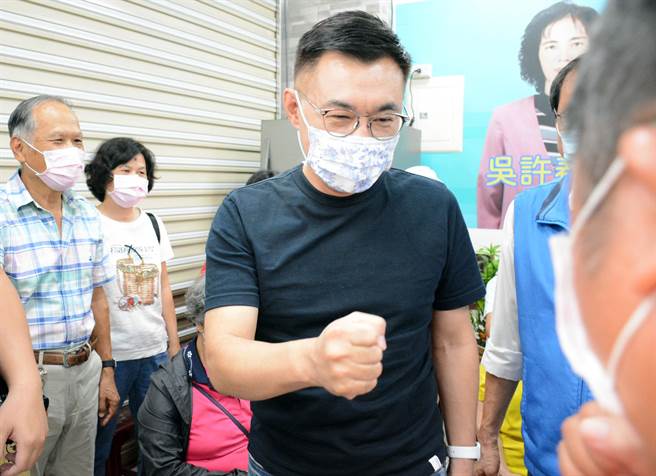 争取连任的国民党主席江启臣(中)承诺将找回九二共识。(林和生摄)