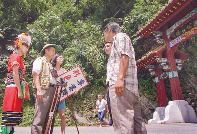 《比賽開始》劇照，劇中柯佳嬿和親友到太魯閣牌樓攬客拍照的場景。（三立電視提供）