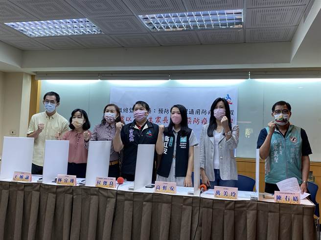 全教总及朝野立委今天召开记者会，主张12岁以下学生家长给有薪防疫照顾假。（林志成摄）