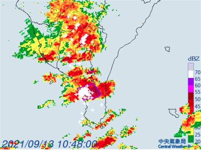 屏東、台東大雷雨。(翻攝自氣象局)