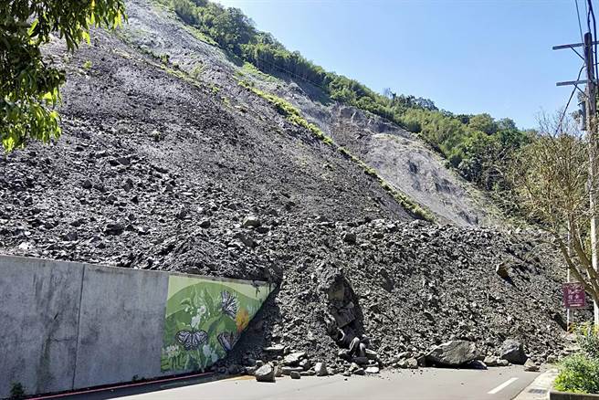 尖石乡竹60线31公里的秀峦村控溪部落路段发生土石坍方，造成交通中断。（新竹县消防局提供／罗浚滨新竹传真）