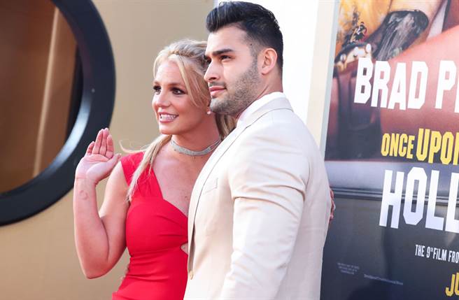 擺脫爸爸監管後，布蘭妮火速宣布訂婚嫩男友山姆，將梅開三度。(圖／達志提供)