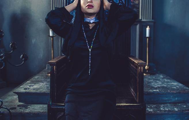 一名修女打扮的女子在墓园内与骷髅共舞，诡异画面吓坏不少人。（示意图／达志影像）