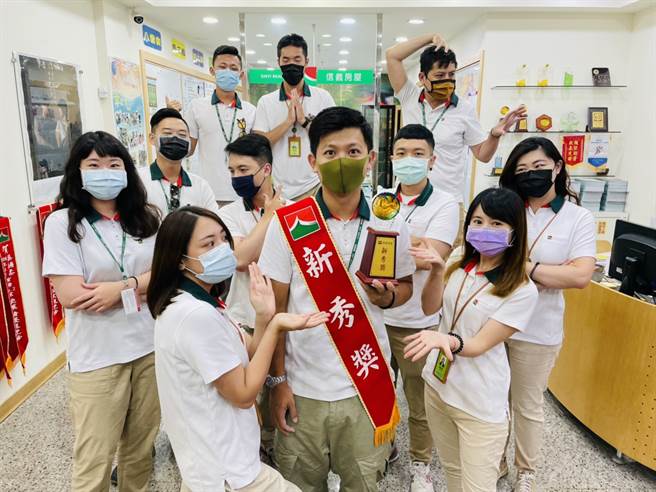 光观旅游转职信义房屋台南永康店，施育廷(图中背带者)成绩亮眼。(图/信义房屋提供)