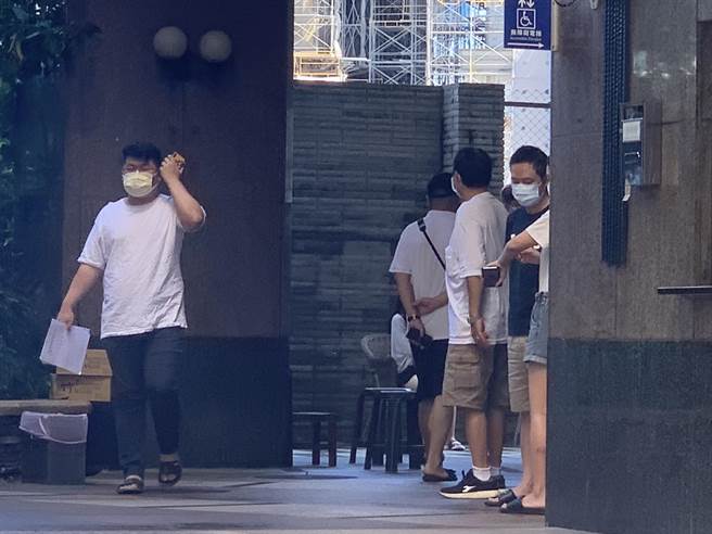 板桥某社区住户今施打AZ疫苗。（王扬杰摄）