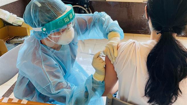 板桥某社区住户今施打AZ疫苗。（新北市卫生局提供）