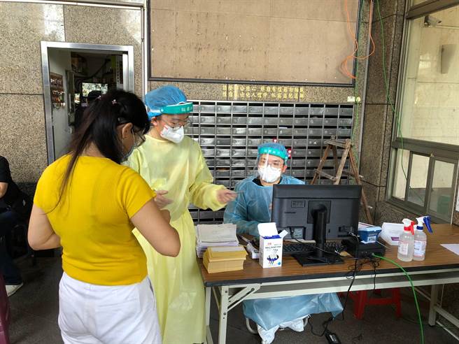 板桥某社区住户今施打AZ疫苗。（新北市卫生局提供）