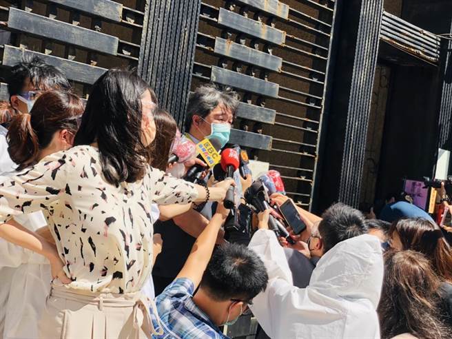 卫福部医福会执行长王必胜上午到板桥社区关心施打疫苗情形。（王扬杰摄）