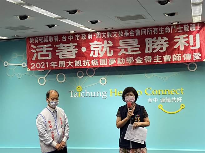 周大觀文教基金會創辦人周進華（左）表示，受疫情嚴重衝擊，小額捐款驟減到6成。（盧金足攝）