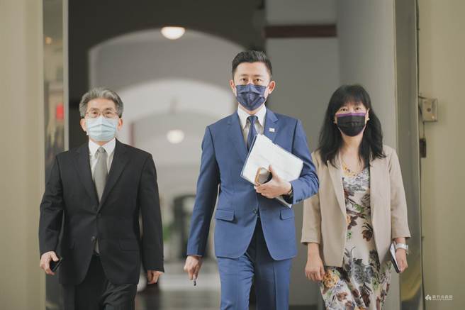 新竹市長林智堅（中）。（摘自林智堅臉書）