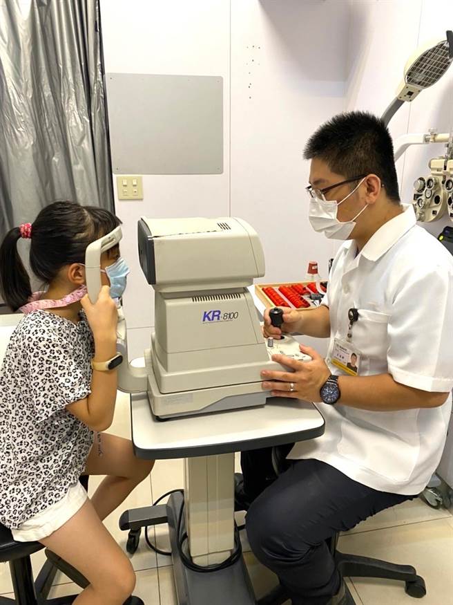 新竹市验光师公会、验光生公会提醒家长，要当心小孩视力亮红灯，小孩子的视力状况非常重要，绝对轻忽不得。（陈育贤摄）