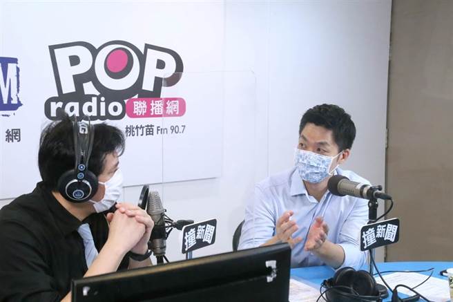 蒋万安(右)接受节目专访。(图/《POP撞新闻》提供)