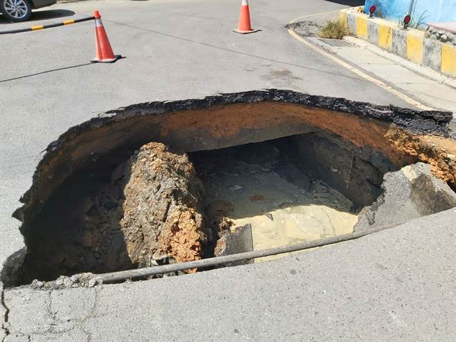 桃园市大园军史公园旁道路惊见天坑，深度逾8公尺，在地圳头里长卓荣腾获悉连忙紧急围起戒备。(卓荣腾提供／蔡依珍桃园传真)