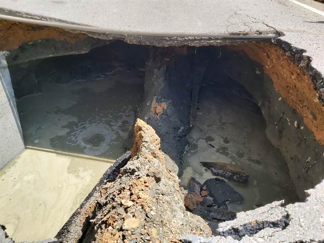 桃园市大园军史公园旁道路惊见天坑，深度逾8公尺，在地圳头里长卓荣腾获悉连忙紧急围起戒备。(卓荣腾提供／蔡依珍桃园传真)