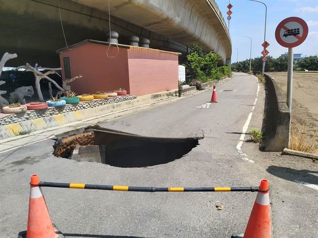 桃园市大园军史公园旁道路惊见天坑，深度逾8公尺，在地圳头里长卓荣腾获悉连忙紧急围起戒备。(卓荣腾提供／蔡依珍桃园传真)