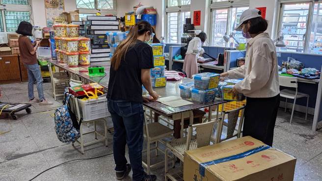 新北市玩具銀行動員20人連夜打包各式玩具，送到防疫旅館。（新北市社會局提供）