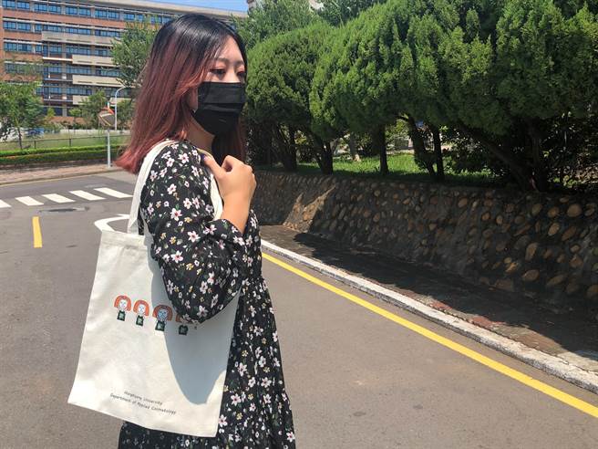 弘光科大妝品系把LINE貼圖設計成環保袋。（陳淑娥攝）