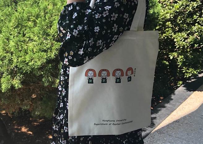 弘光科大妝品系把LINE貼圖設計成環保袋。（陳淑娥攝）