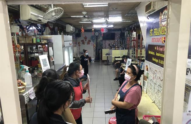 中秋防疫不松懈，台中市府关怀宣导移工落实防疫。（台中市府提供／卢金足台中传真）