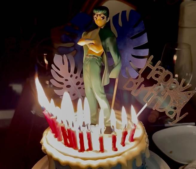 LEE的生日蛋糕上有他最喜欢的漫画《幽游白书》主角浦饭幽助。（环球音乐提供）