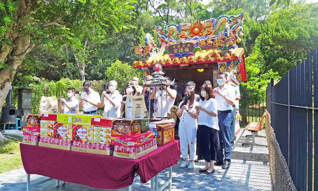 台北城市科大今天开学，校长冯美瑜带领主管到位在校门口的关渡埔顶福德宫参拜，期盼学生能平安渡过疫情。（台北城市科大提供／林志成台北传真）